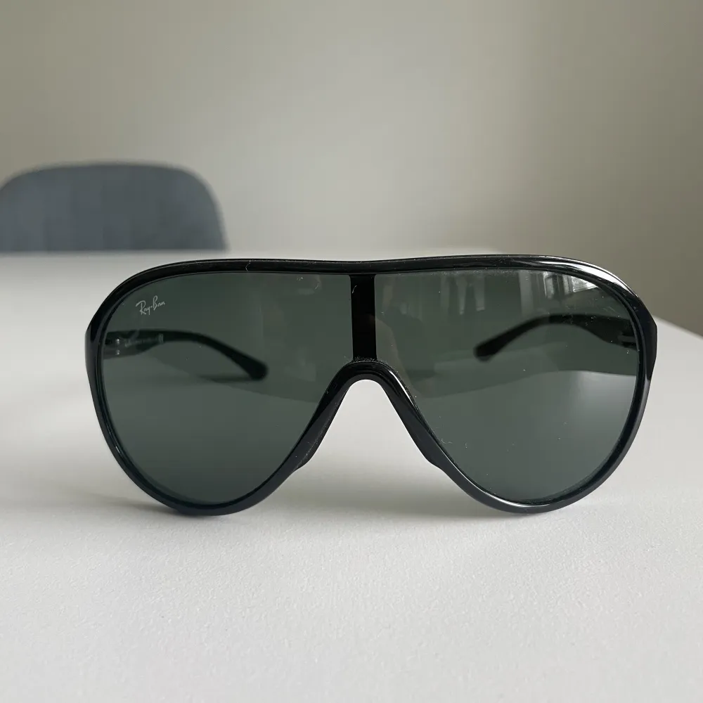Säljer nu ett par Ray-Ban solglasögon. Modell RB 4077 storlek large. Säljes med tillhörande fodral. Mycket fint skick. . Accessoarer.