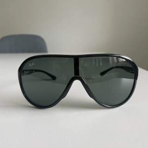Säljer nu ett par Ray-Ban solglasögon. Modell RB 4077 storlek large. Säljes med tillhörande fodral. Mycket fint skick. 