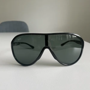 Ray-Ban solglasögon  - Säljer nu ett par Ray-Ban solglasögon. Modell RB 4077 storlek large. Säljes med tillhörande fodral. Mycket fint skick. 