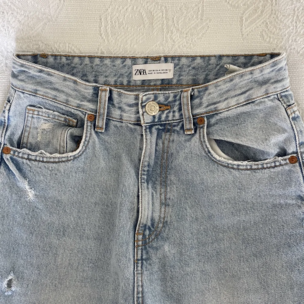 Fräscha Zara jeans med slitningsdetaljer.  Strlk 36 Skick: Knappt använda 💕. Jeans & Byxor.