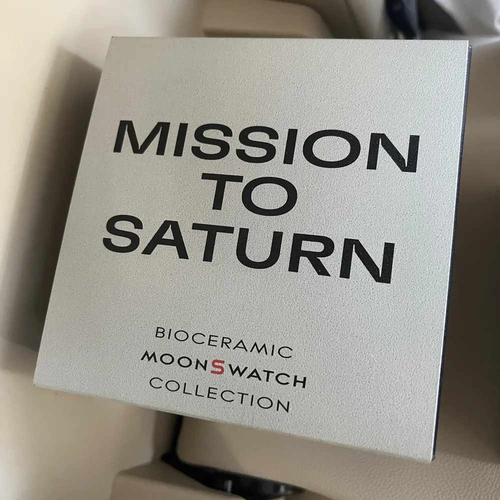 Tja, säljer en Moonswatch Mission to Saturn som jag köpte i en Swatch butik i Köpenhamn 07/28-23. Dessa är väldigt svåra att få tag i. Klockan är helt ny och har aldrig används eller tagits ur förpackningen. Kvitto & certifikat finns.  . Accessoarer.