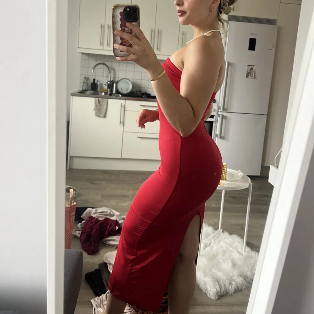 Jättefin och elegant röd lång klänning från SHEIN, använd endast 1 gång DEN ÄR SÅ SNYGGG!!! . Klänningar.