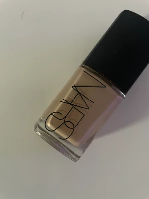Nars sheer glow foundation i färgen Barcelona  - foundation från Nars, Nars Sheer Glow i färgen Barcelona. Använd 2 ggr,. Nypris 555 kr. Skickas med spårbar frakt  på 60 kr, betalas av köparen.  Betalning inom tre dagar med swish. 