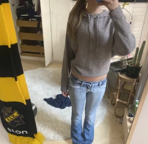 Stickad hoodie  - Supersöt stickad hoodie från Lindex, perfekt nu till hösten!! Storlek xs men sitter som S. 200kr vid snabb affär!