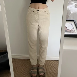 beiga manschester byxor - beiga manschester byxor från urbanoutfitters BDG. passar mig som är 166cm. 🤍