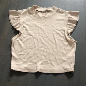 Beige topp - Jag säljer en beige topp/tjära från SHEIN. I bra skick förutom att det sticker ut några små trådar som går att klippa bort. Skriv till mig om du har frågor😊