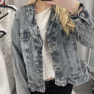 Jeansjacka  - Snygg unik jeans jacka ❤️