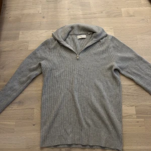 Jack and Jones  - Andvänd 3 gånger inga fläckar eller hål skriv för mer bilder 