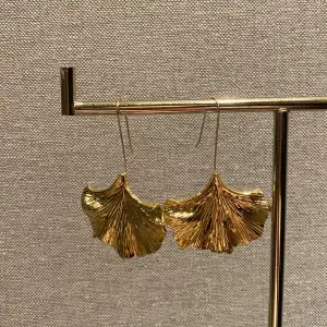 Fina guldiga lövärhängen köpta på Sellpy, okänt märke 💛 aldrig använda