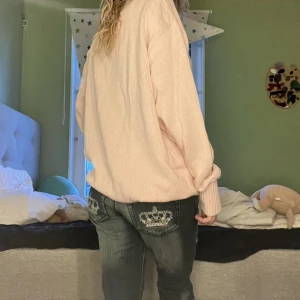 Babyrosa stickad tröja - Denna tröja är nästan i nyskick, köpte för 420kr. Vilken storlek du än är kommer denna passa dig ❤️Jag har använt den 1-2 ggr och fått sååå många komplimanger. Den passar jättebra nu när hösten och vintern kommer. 💕