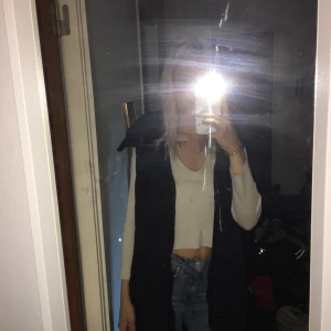 Peak performance vest - En så snygg vest som är svart. Den ser ut som ny och är otroligt skön. Nypris 5000 kr och jag säljer den för 2500 kr. Hör av er om fler bilder önskas💕