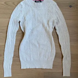 Stickad tröja från Gina Tricot i XS. Säljer för att den är för liten. Knappt använd!🙌 skulle säga att färgen är crémevit🫶