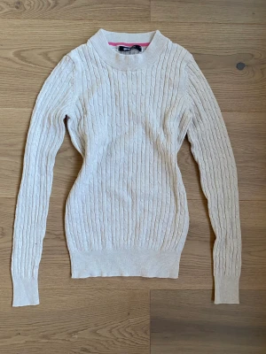 Stickad tröja - Stickad tröja från Gina Tricot i XS. Säljer för att den är för liten. Knappt använd!🙌 skulle säga att färgen är crémevit🫶