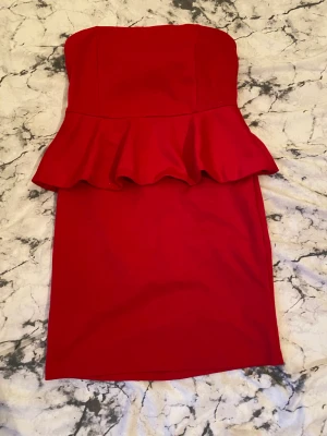 röd kort fladdrig klänning - köpta från bikbok. den är lite mer rosa i verkligheten