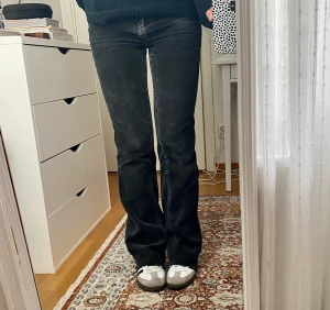 Manchesterbyxor  - Vintage Manchester byxor från Wrangler. De är i så fin grå färg.  Jag är 170❤️.  Midjemått: 37 cm Innerbenslängd: 83 cm Benvidd: 22 cm Om du vill ha fler bilder, var gärna specifik med vad du vill ha bild på❤️🥰🫶🏻. 