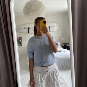 Kortärmad stickad tröja - Kortärmad ljusblå stickad tröja från Zara i storlek xs. Väldigt fin till låga blå jeans. Bara lite uppruggad, inga noppor, väldigt lite använd, nytvättad och inga defekter.