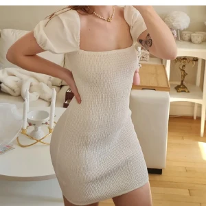 Klänning  - Supersnygg vit klänning från Prettylittlething! Perfekt till sommaren eller studenten 💓 Är i perfekt skick, då den aldrig kommit till använding :) Den är i stl XS men passar även stl S.