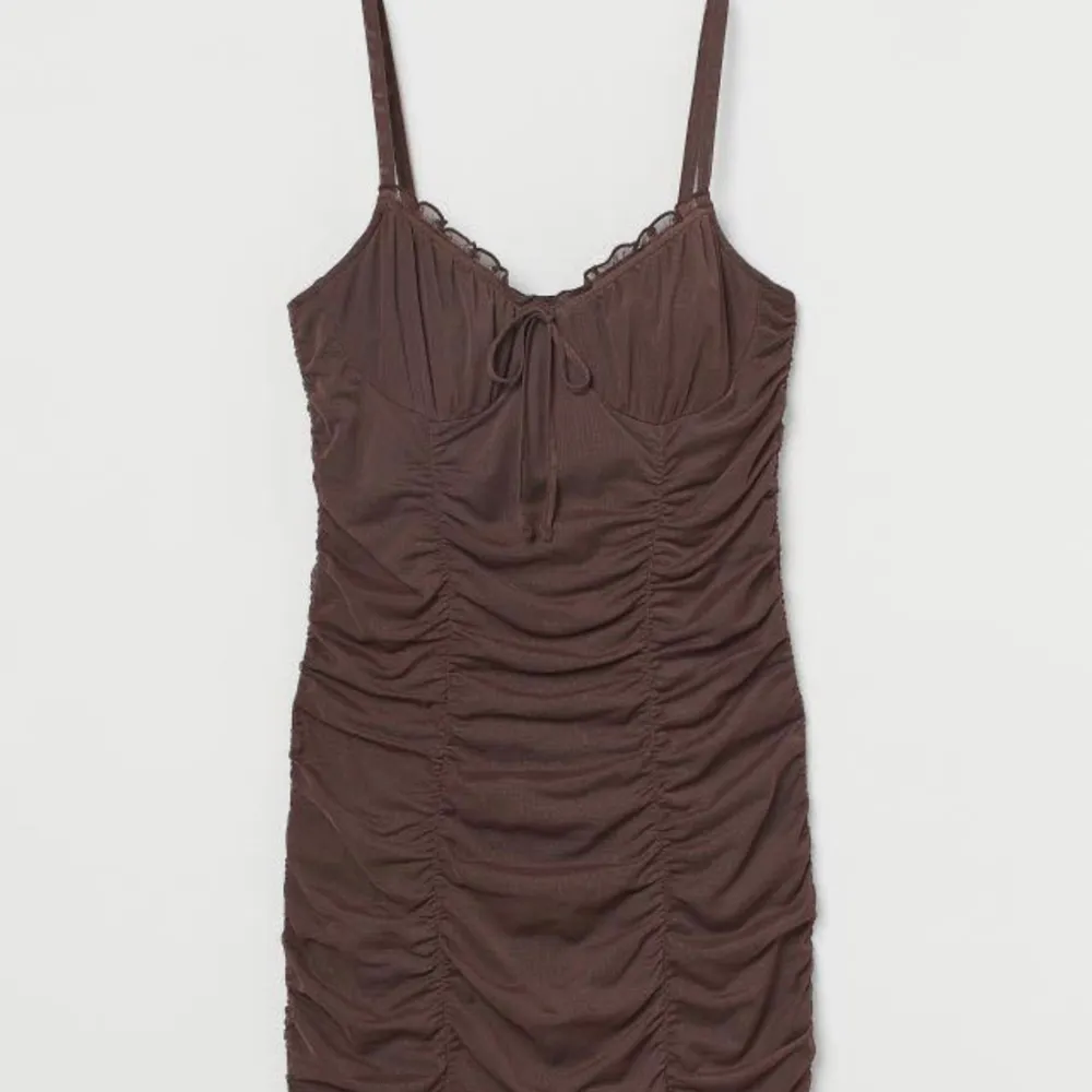 Fin mörkbrun klänning köpt från H&M. Storlek är XS men den kan stretcha mycket och passar mig som är storlek M!!. Klänningar.