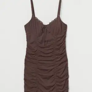 Fin mörkbrun klänning köpt från H&M. Storlek är XS men den kan stretcha mycket och passar mig som är storlek M!!