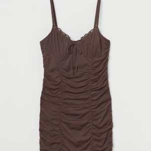 mörkbrun klänning - Fin mörkbrun klänning köpt från H&M. Storlek är XS men den kan stretcha mycket och passar mig som är storlek M!!