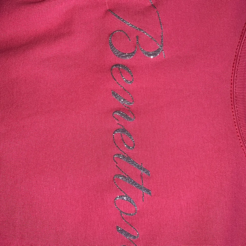 Hot pink Benetton tröja från Italien! Så söt men inte riktigt min stil. . Toppar.