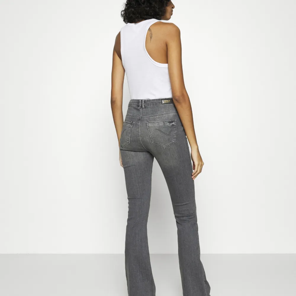 Säljer de slutsålda gråa only jeansen  i storlek M 32. De är insydda i midjan 2cm men såklart inget som syns ( kan skicka bilder!). De kommer inte till användning längre tyvärr och måste ha mer plats i garderoben😅vid minsta fundering fråga bara💗270+ frakt. Jeans & Byxor.