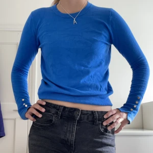 Baströja Zara - En blå baströja från zara. Köpt för ungefär 1,5 år sen, men sparsamt använd.