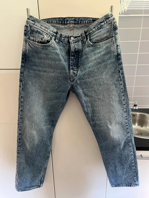 Hope Jeans - Säljer dessa Hope straight fit jeans då byxorna är lite för stora för mig. Knappt använda, nypris 1900kr