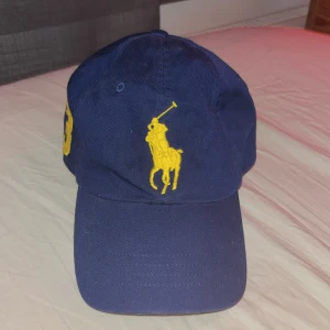 Polo Ralph Lauren keps blå - Nyskick, några år gammal men endast använd några enstaka gånger, går att justera storlek