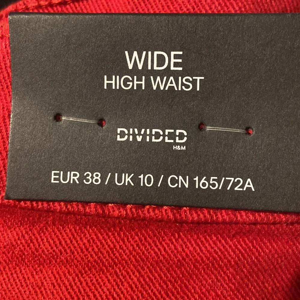 Röda nya jeans från h&m. Original pris: cirka 150kr Storlek: 38. Jeans & Byxor.
