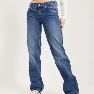 Ett par fina jeans från nelly men inte riktigt min stil. Aldrig använda pga försmå i midjan och lite förlånga på mig som är ca 165!💕Hör av dig om du vill ha mer bilder. 2 bilder lånade av Nelly