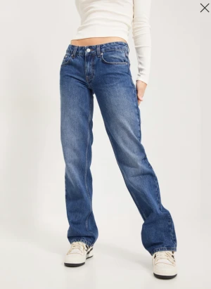 Nelly Low waist Jeans  - Ett par fina jeans från nelly men inte riktigt min stil. Aldrig använda pga försmå i midjan och lite förlånga på mig som är ca 165!💕Hör av dig om du vill ha mer bilder. 2 bilder lånade av Nelly