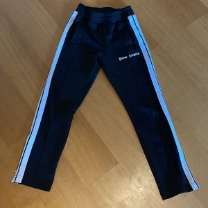 Palm angels byxor - Säljer nu Lina Palm angels byxor då dom ej kommer till användning längre. Skick 9,5/10. Använda max 10 gånger. 