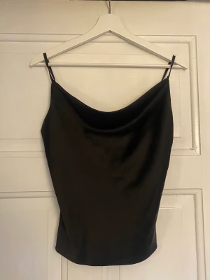 Svart topp satin - Svart ”waterfall”-topp i satin från Ginatricot 