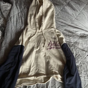 Adidas hoodie  - Köpt för 600 säljs för 150 frakt ingår i priset använd endast en gång, storlek smal, pris kan diskuteras 