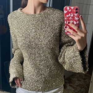 Guldglittrig tröja - Guldglittrig tröja från NA-KD. Knappt använd så är så gott som ny. Storlek: S. 