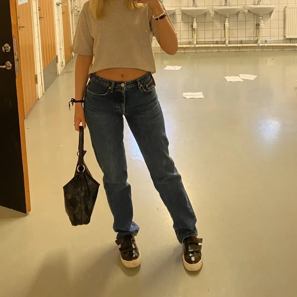 Perfekta raka jeansen från zara i en mörkblå färg. . Jeans & Byxor.