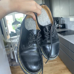 Låga dr. Martens  - Betalning sker via Swish. Frakt tillkommer. Fråga gärna efter fler bilder. 💗💗