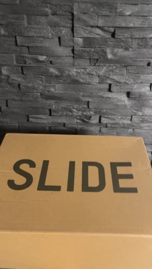 Yezzy slide ”BONE” - Helt nya Yezzy slides i färgen ”BONE”🔥Storlek: 46EU men passar även mig som har 44,5🤩  Först till kvarn!