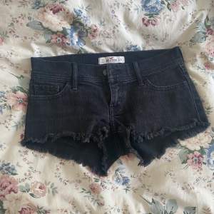 Assnygga lågmidjade hollister shorts i storlek w23. Säljer då dom är lite små för mig:( jättefint skick! Tryck gärna på köp nu!