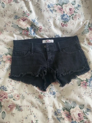 Lågmidjade hollister shorts - Assnygga lågmidjade hollister shorts i storlek w23. Säljer då dom är lite små för mig:( jättefint skick! Tryck gärna på köp nu!