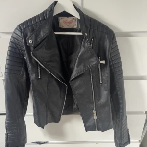 Skinnjacka - Storlek 42, använd fåtal gånger i fint skick!