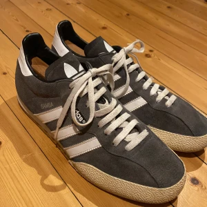 Adidas samba - Ett par adidas samba som är storlek 42. Varsamt använda och i fint skick. Kom Dm om du har några frågor