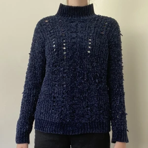 Tröja från Maxc Lauge  - Stickad tröja i superskönt material från Maxc Lauge i storlek L. Använd fåtal gånger därav nyskick. Säljer pga att den inte kommer till användning. 