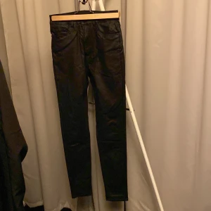 Skinnbrallor  - Ser ut som skinn men det det är typ blanka jeans. Finns i Holmsund men kan tas till Ersboda på vardagar.