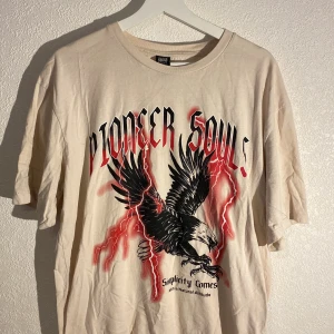 Tshirt med tryck - Beige tshirt med tryck