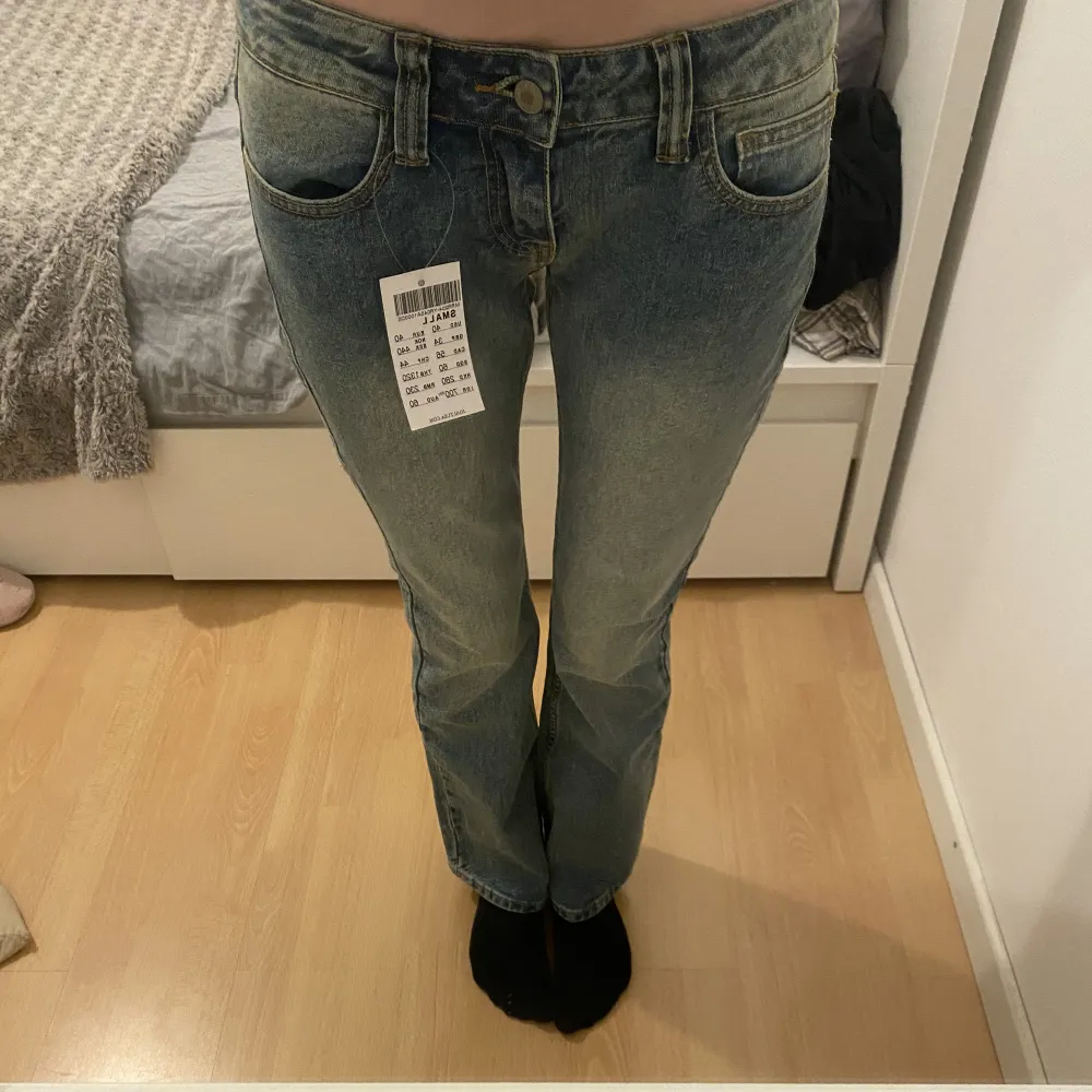 jättesnygga jeans från Brandy Melville i modellen Kylie! Säljer då de är för korta för mig (jag är 170cm)💕Aldrig använda💓 Nypris: 440kr. Jeans & Byxor.