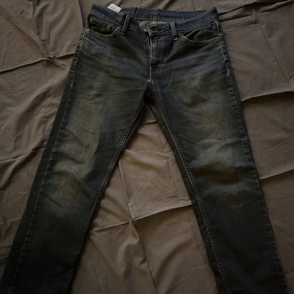 Ett par blåa levis jeans, storlek 30/30. Medell 511. Jeans & Byxor.