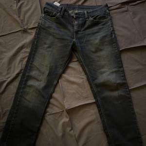 Ett par blåa levis jeans, storlek 30/30. Medell 511