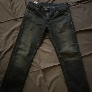 Ett par blåa levis jeans, storlek 30/30. Medell 511